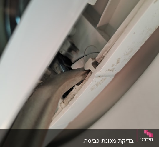 חלק פנימי של מכשיר חשמלי עם כבל